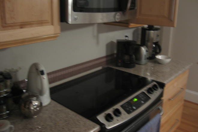 Stainless appliances - Sunny 4 Bedroom near Tufts &  Teele Sq, near Davis House