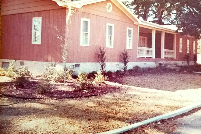 Exterior - Single family house for rent, 3 bdrms, 2.5 baths, large rooms, washer/dryer