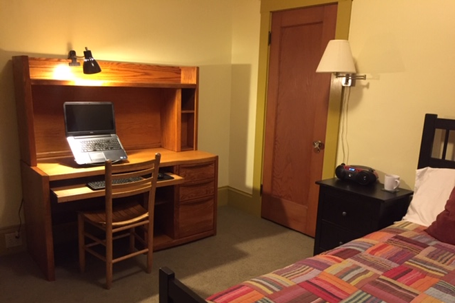 Bedroom - Furnished room with easy access to campus