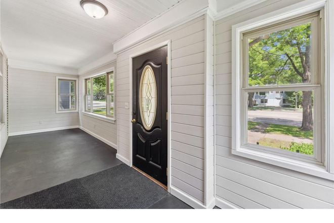 Entrance - NEWLY RENOVATED 5 Bed 3 Bath House!