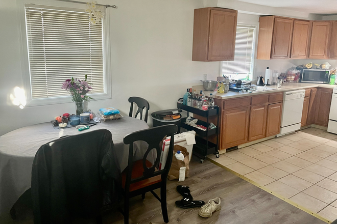 ... - 1 PARKING SPOT INCLUDED - 4 BED Townhome