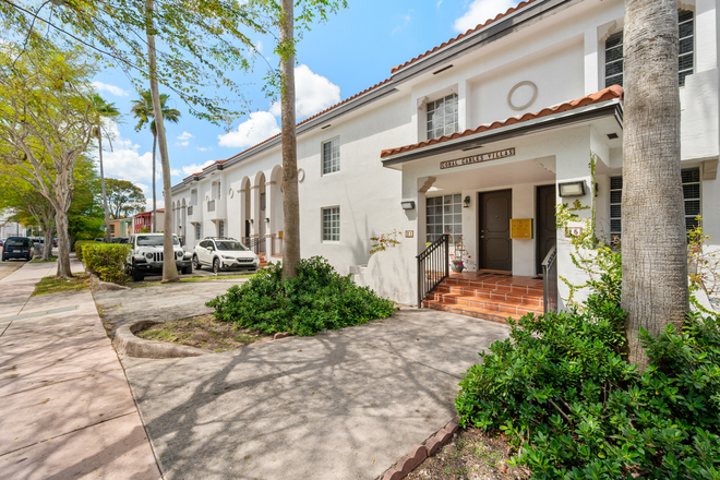 Welcome to Coral Gables Gables Villas! - Wonderfully Updated in Coral Gables Villas!