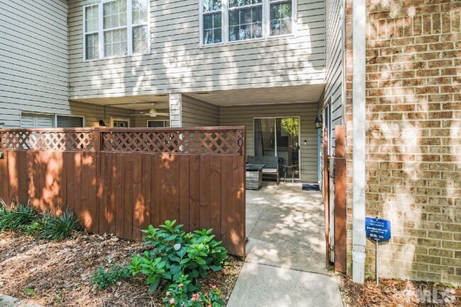 Exterior - Finley Forest Townhouse, 5 min walk to Friday Center Park and Ride, serves FCX and S route