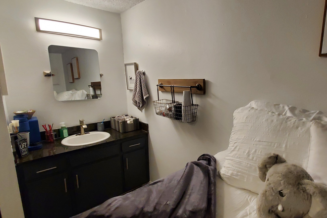 Bedroom - Capri Apartments - Kincaid Quads