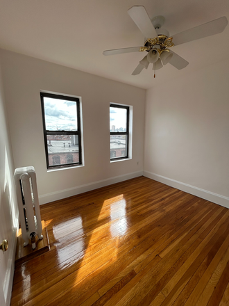 Living room - 2 Bed Available 9/1/25! *CONTACT NOAH 603-470-8181*