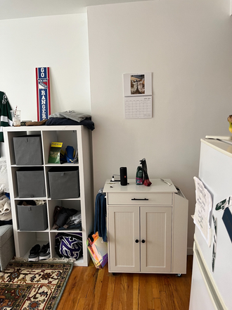 Kitchen Island - Chelsea Studio Sublet, 2 Blocks from Penn Station Apartments