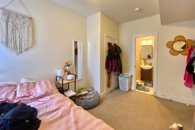 bedroom - 1622 W Jefferson St #2 Apartments