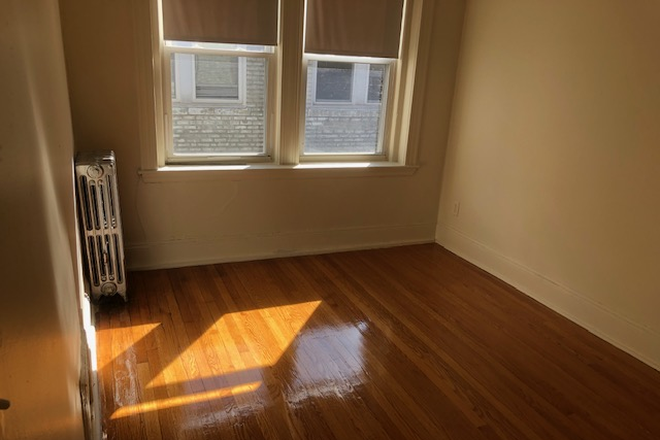 Hub Realty - Brighton, spacious front facing 2 bedroom split with balcony, easy access to the Green line Apartments