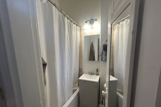 Bath - Studio in Symphony, Heat and HW included
