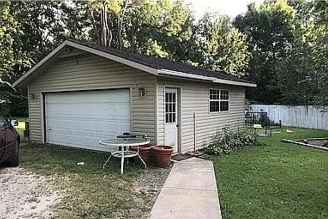 Outside backyard view - House Close to Campus