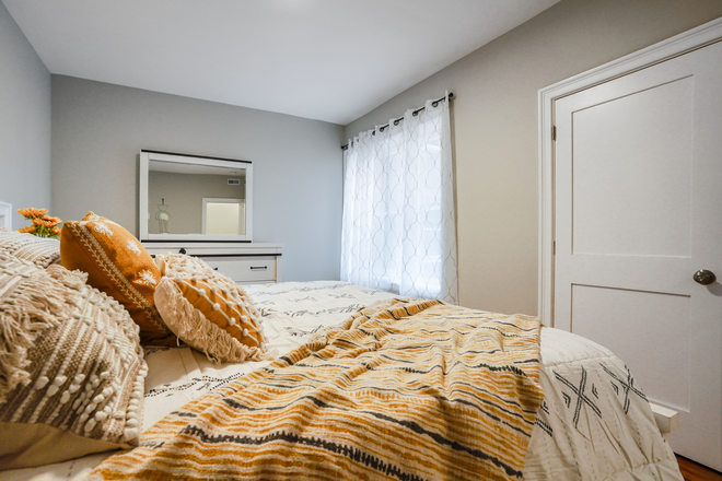 Bedroom - Available : Cozy Room with Private Bath - Steps to Green Line & BU – Move-In Ready! Apartments