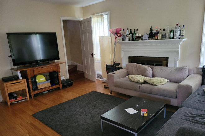 Living room - furnished - Room in House, Old Town College Park