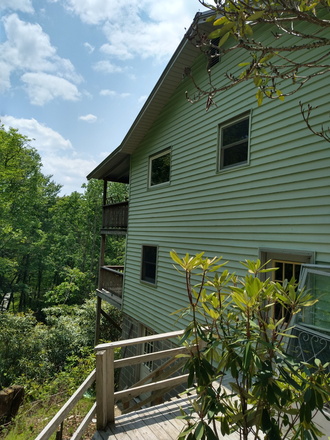 Rustic home, beautiful, natural location - 3 Bed, 2 bath, 2 levels, House in beautiful wooded location - near campus