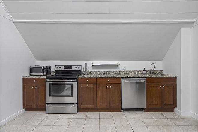 . - Renovated 3 Bed / 1 Bath near campus available 10/1/2025!! Apartments