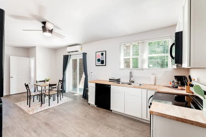 Kitchen - Delmar Estates Walkable to CWE and Shuttles Apartments