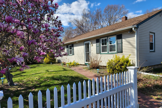 Front of House - Available for a group of 3! Beautiful 3 bedroom home near Narragansett Pier!