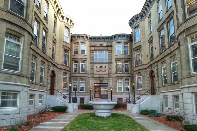 Outdoor View - Prime location in Washington Square