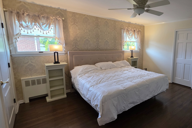 huge King size bedroom - Huge Master Bedroom with Private full bathroom, Fully furnished! House