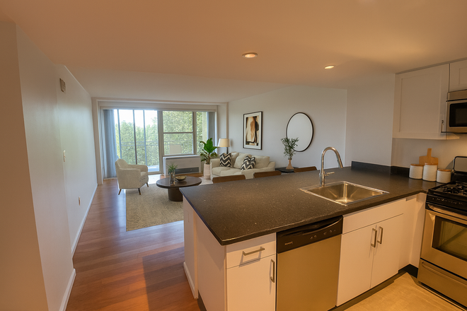 . - Beautiful 1 Bed / 1 Bath penthouse unit available NOW!!!