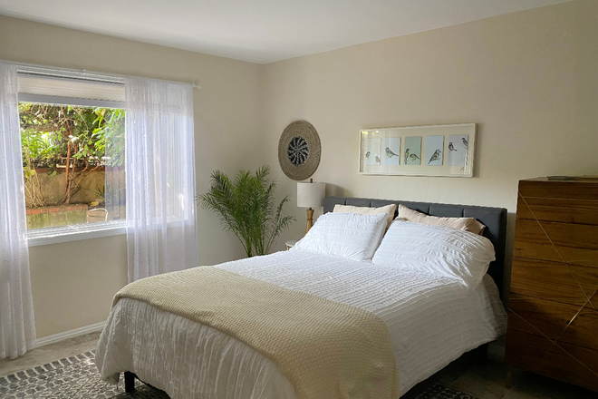 Bedroom - Spacious Garden Bedroom in 2-Bedroom (short/long term)