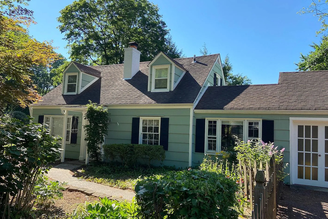 Outside Street View - Shared 4 bedroom/2 bathroom cottage house close to campus and bus stop