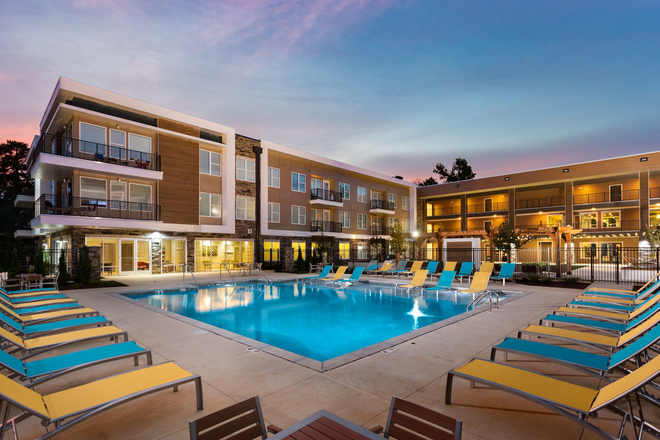 Sparkling Pool - TRADITION on Caplewood- Luxury Boutique Apartments