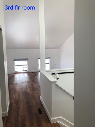 3RD FLOOR BEDROOM - ONE BLOCK WALKING DISTANCE TO JOHN HOPKINS HOSPITAL!