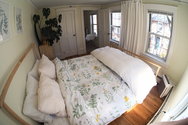 Queen bed - Furnished 2 bedroom winter sublet with woodburning fireplace (all utilities included) Townhome