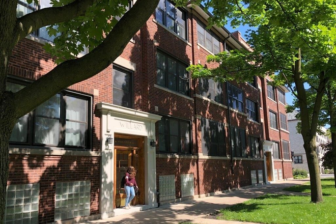 Outside View - South Campus Apartment close to campus