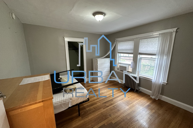 BEDROOM - **NOW LEASING FOR JUNIOR YEAR 2026-2027** 7 BEDROOM HOUSE ON FOSTER ST **