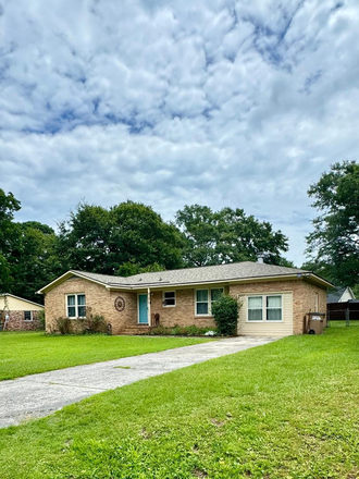 Front view of home with parking to fit 4 cars - IMMACULATE 3BR 2BATH HOME ON JAMES ISLAND 10 MINUTES FROM MUSC AND 15MIN FROM FOLLY BEACH