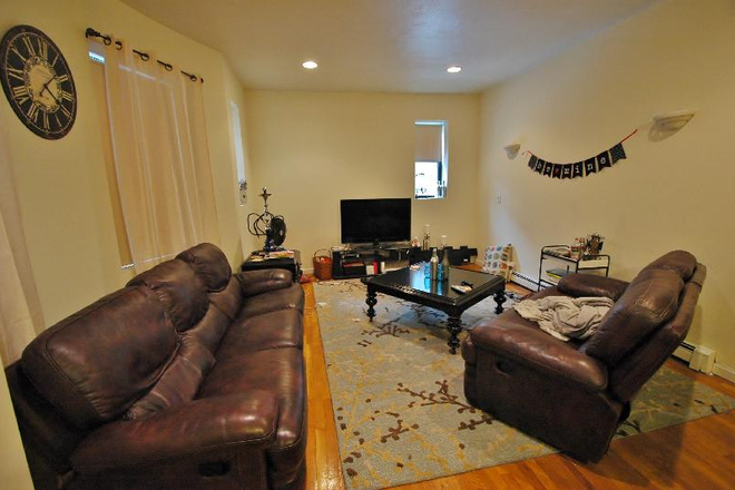 Living room - Beautiful, Spacious 3 Bed 2 BA on Gainsborough St Avail 9/1/26 Apartments