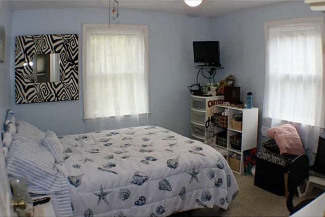 This is the picture of the bedroom as listed online. I can provide more photos as soon as I move in this fall! - Single bedroom in beachy home close to campus
