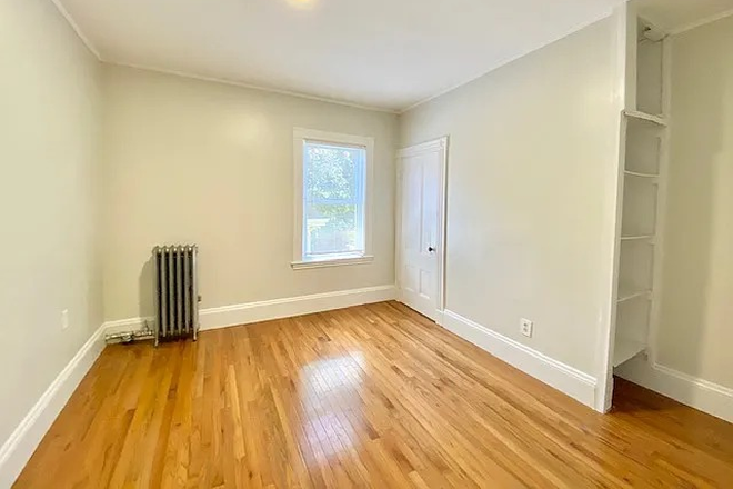 Available Bedroom - 1 Room in 4 Bed Apartment