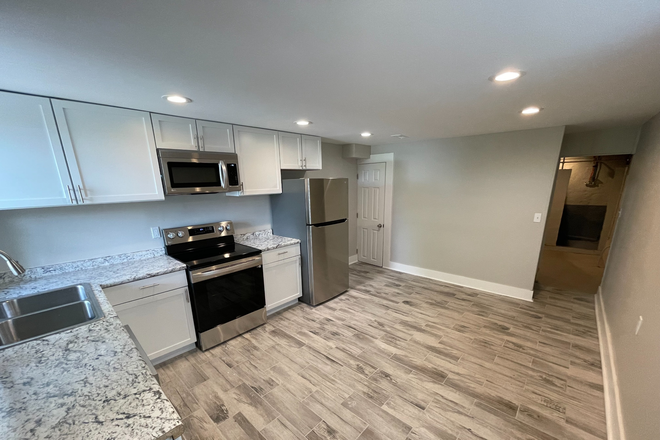 Kitchen - 3 Bedroom 2 Bath Newly renovated near UC House