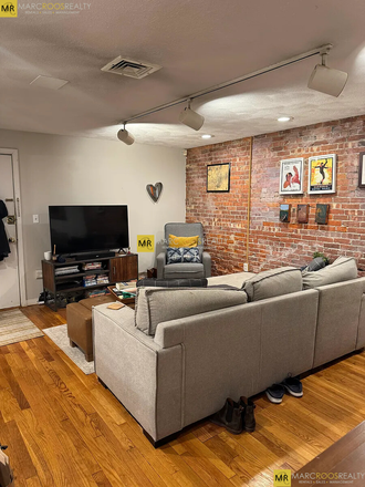 Call NOW for showings! 617-236-8550 - BEACON STREET - AMAZING BACK BAY 2 BED W/ HEAT & HOT WTR INC! *AVAIL  NOW!* Apartments