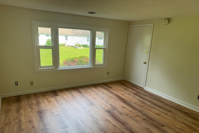 Living Room - 2-BR on State Rd (Rt. 6) just down the road from campus Apartments