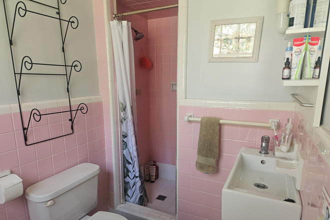 Jack and Jill Bathroom - House close to the Square and Campus