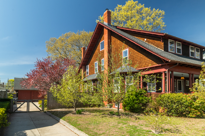 Side view - Arts and Crafts bungalow - Four bedrooms, three full baths, two home offices - 10 min from Brown