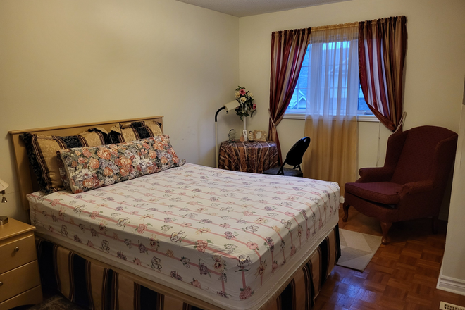 Private Bedroom - Furnished Room for Rent in Toronto! House