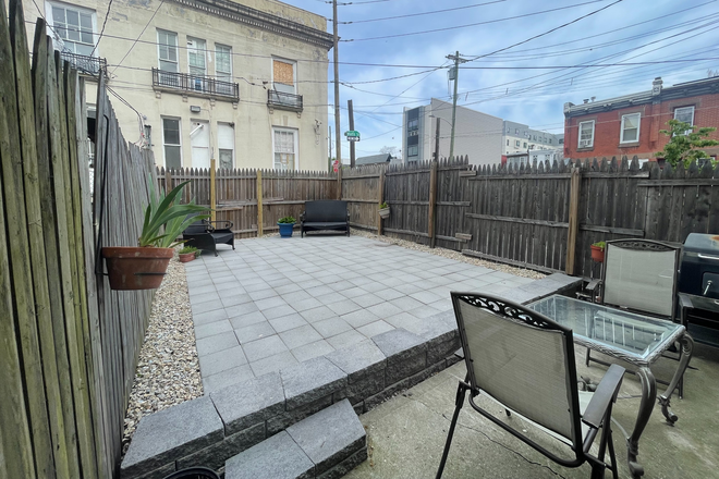 A unit back yard - $630pp- -4 beds available in a 4 bedroom 2 bath, fenced in back yard, CLOSE to Campus Townhome