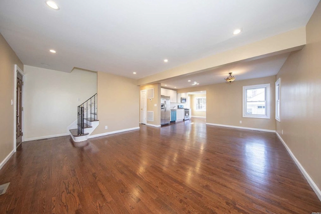 Living Room - Still Available June 1 ! 6 Bedroom 3 Bath House