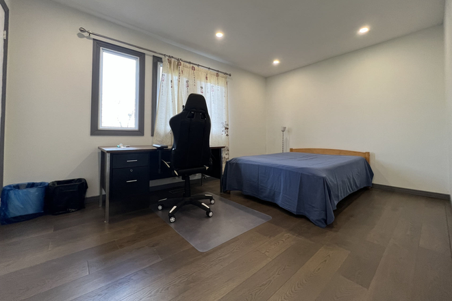 bedroom - Newly renovated spacious and comfortable bedroom in a detached house