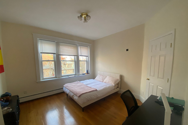 Bedroom 1: one big closet and three windows that bring in a lot of light - Big, Luminous Apartment