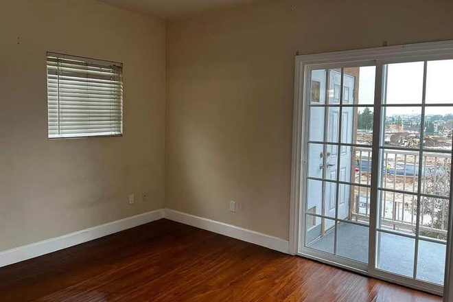 Bedroom - SINGLE MASTER BEDROOM WITH PRIVATE BATHROOM