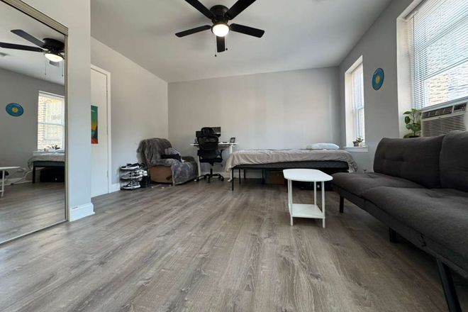 living room - Cozy Studio Apartment Available Starting June 30, 2026 – 4241 N Kenmore Ave