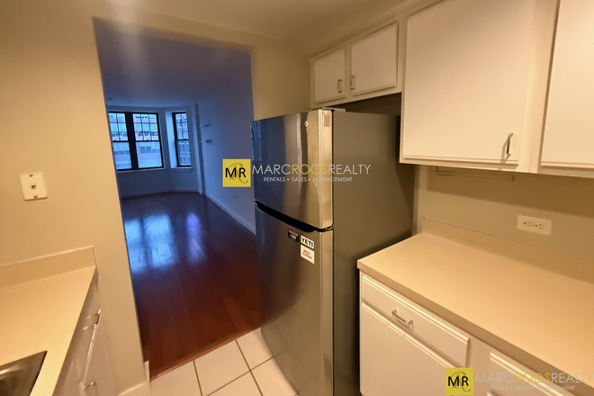 Call NOW for showings! 617-236-8550 - COMM AVE - FANTASTIC KENMORE 2 BED 2 BATH W/ LAUNDRY IN THE BUILDING! *AVAIL NOW!* Apartments