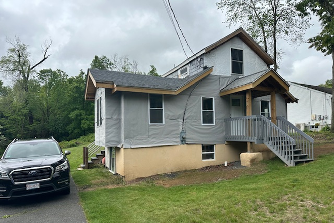 Front Elevation - Housemate, room, personal, deck,bath and entrance w/utilities, 3 miles from campus