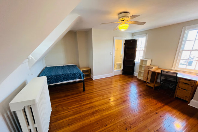 Treehouse Suite with Private Bathroom, alcove, walk-in closet - PRIVATE “TREEHOUSE SUITE”/ w private bathroom / parking / cleaning/ GORGEOUS, Historic, Spaci