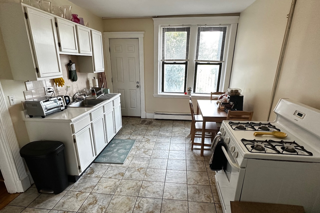 living - LARGE SUNNY 4 BED AVAIL. 9/1/25! Apartments